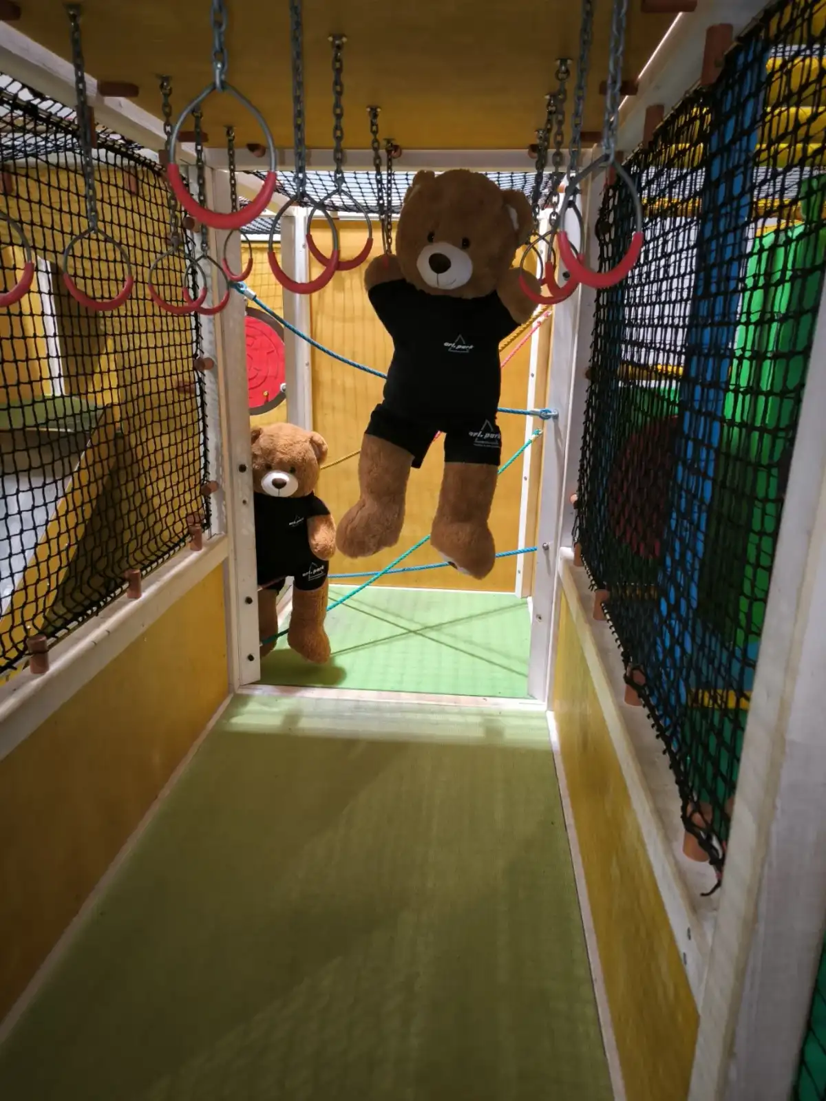 Klettergер&uuml;st und Tischfu&szlig;ball